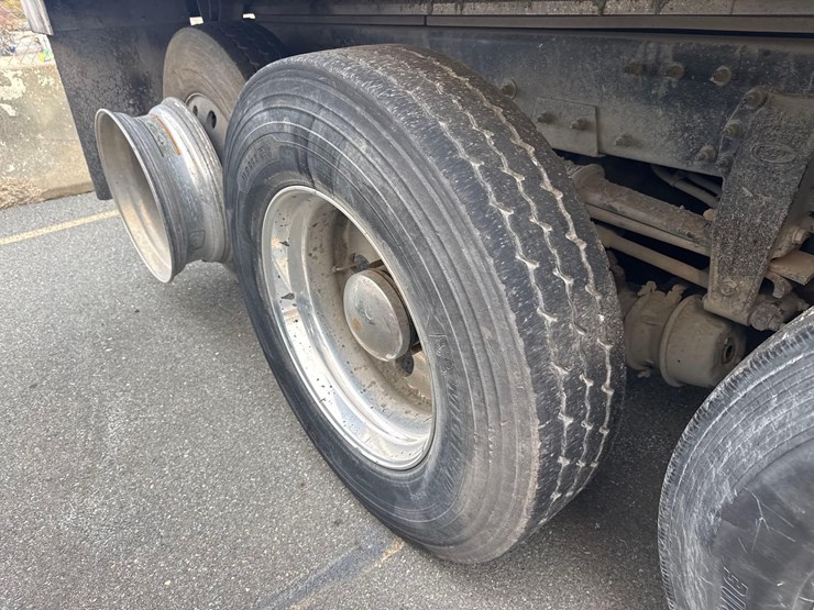 2017-peterbilt-567-image-13