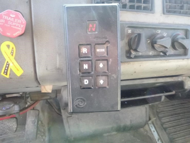 2001-freightliner-fl70-image-14