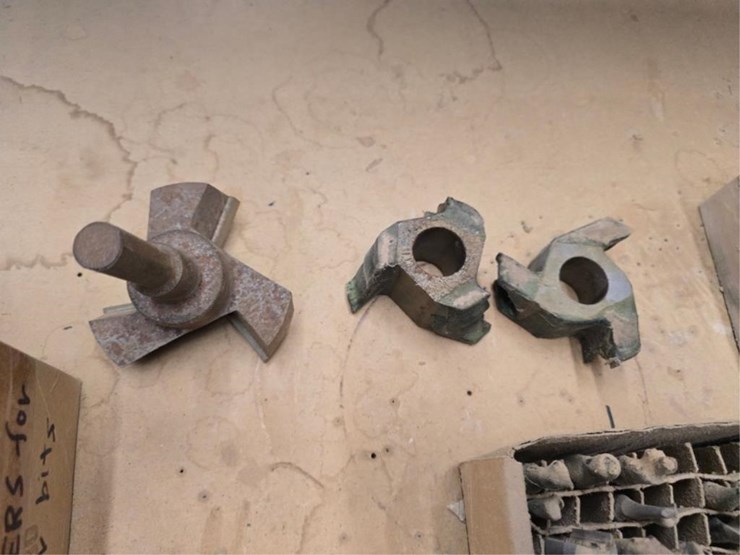 #2724-•-5'-x-32"-work-bench-w/-router-bits-image-10