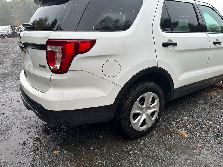 2016-ford-explorer-image-23