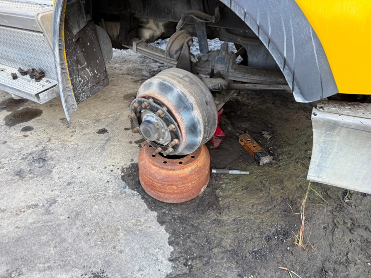 2018-peterbilt-567-image-12