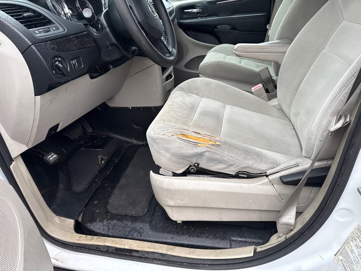 2014-dodge-caravan-image-36