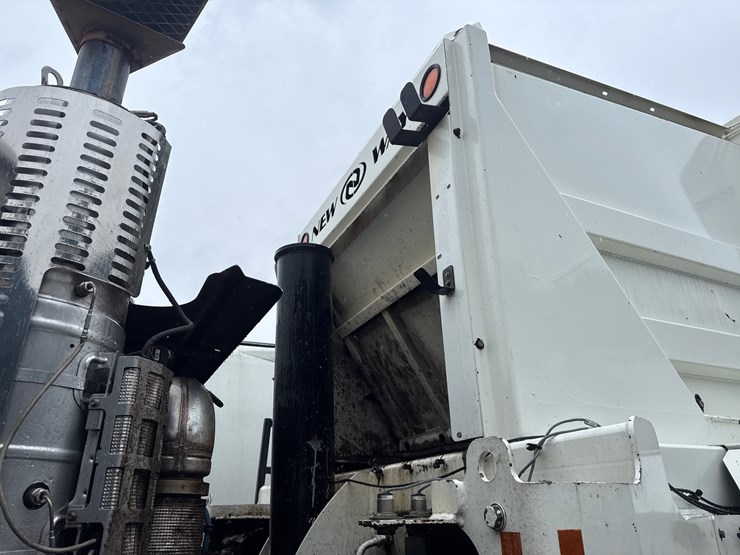 2015-autocar-acx64-image-11