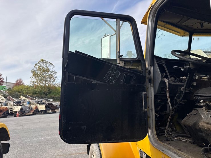 1997-peterbilt-378-image-12