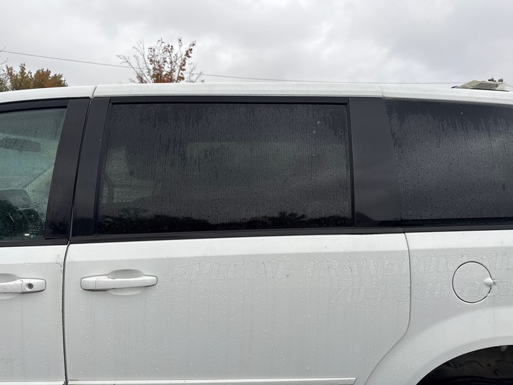 2014-dodge-caravan-image-14