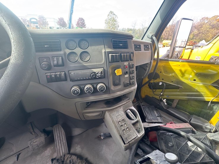 2017-peterbilt-567-image-20