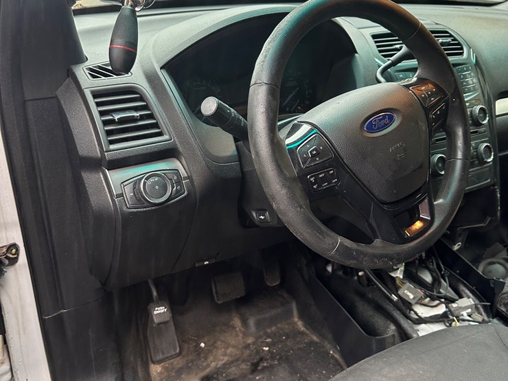 2016-ford-explorer-image-32