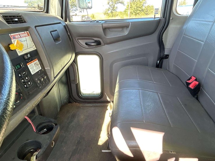 2017-peterbilt-348-image-19