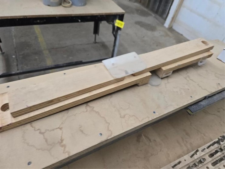 #2724-•-5'-x-32"-work-bench-w/-router-bits-image-12