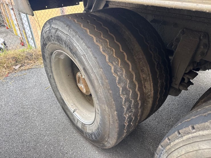 2017-peterbilt-567-image-12