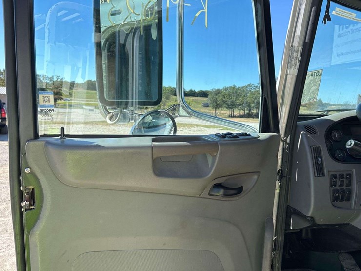 2017-peterbilt-348-image-11