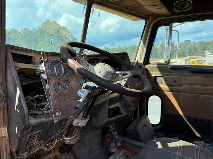 1997-peterbilt-378-image-11