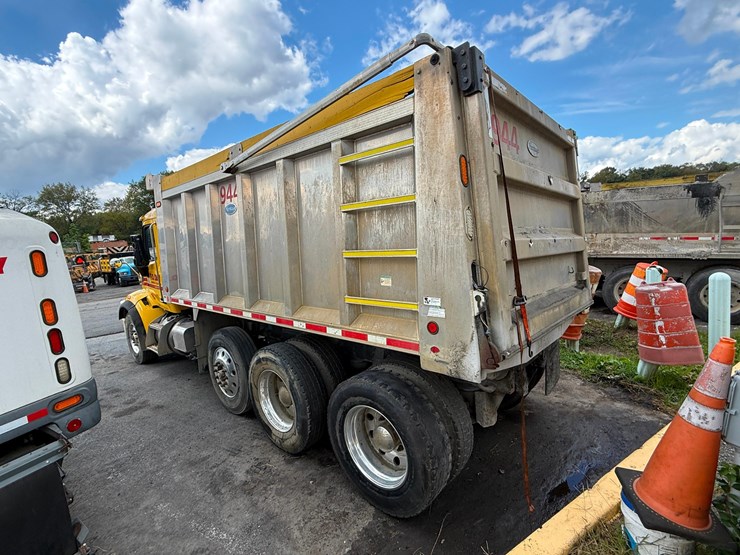 2018-peterbilt-567-image-4