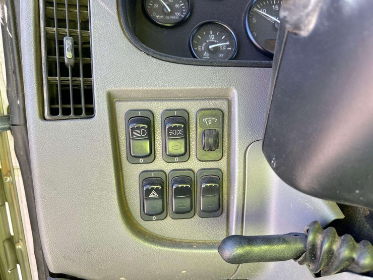 2017-peterbilt-348-image-15