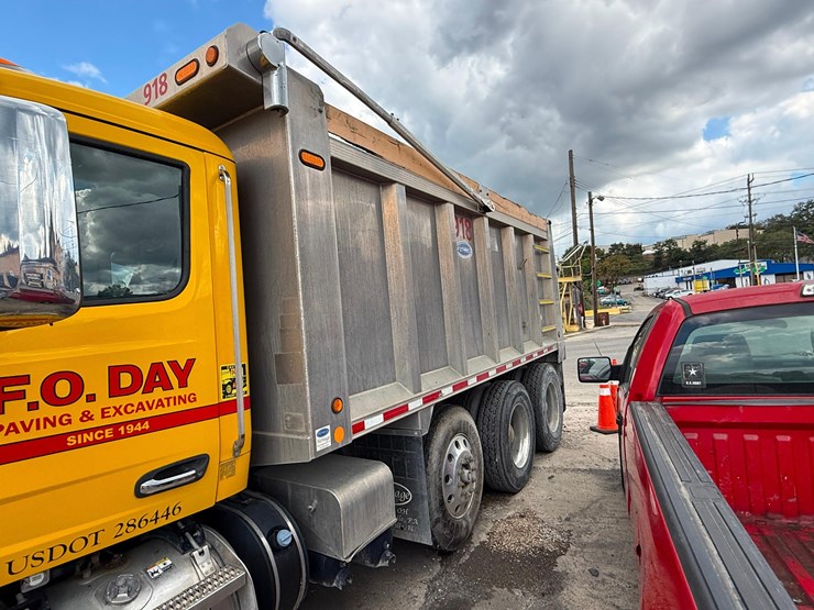 2017-peterbilt-567-image-7