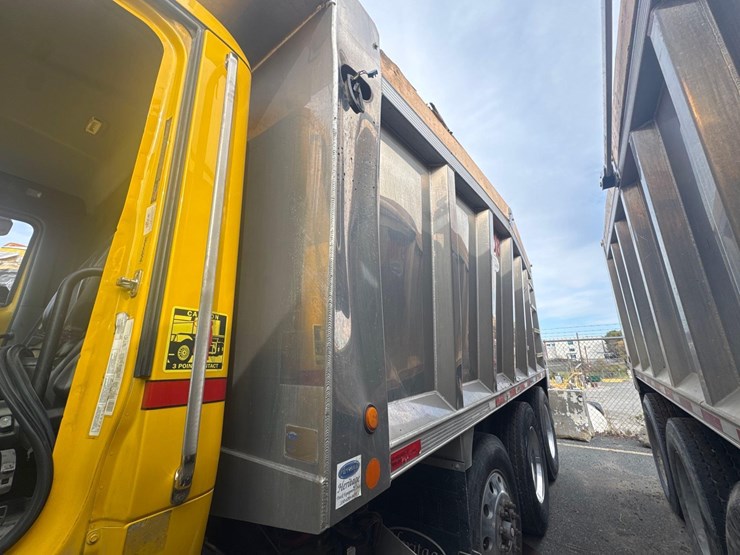 2017-peterbilt-567-image-15