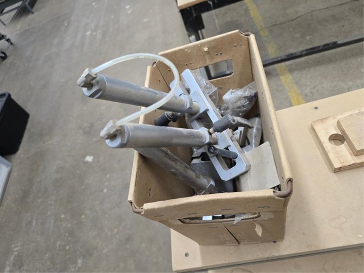 #2724-•-5'-x-32"-work-bench-w/-router-bits-image-11