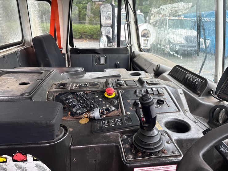 2015-autocar-acx64-image-50