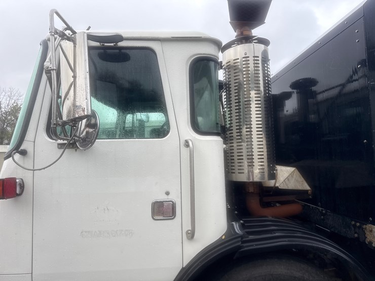 2012-autocar-acx64-image-8