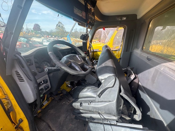 2017-peterbilt-567-image-19