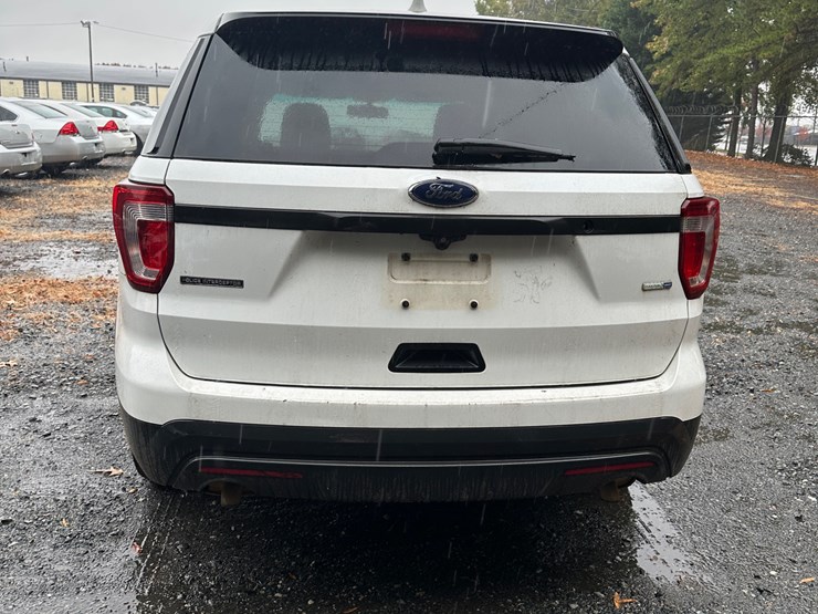 2016-ford-explorer-image-10