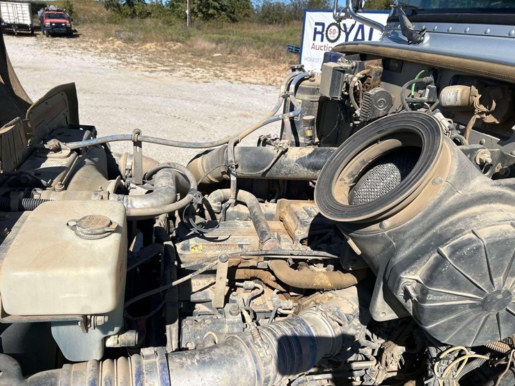 2017-peterbilt-348-image-9