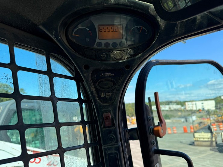 2015-bobcat-s650-image-12