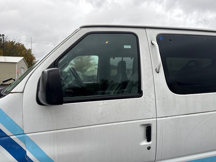 2009-ford-e350-image-22