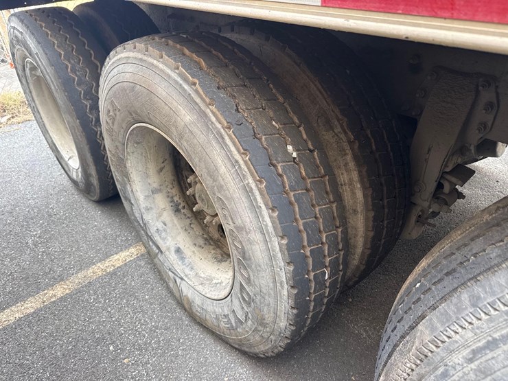 2017-peterbilt-567-image-13