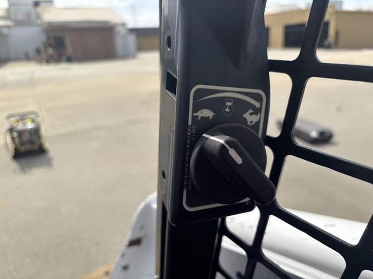 2019-bobcat-t740-image-25