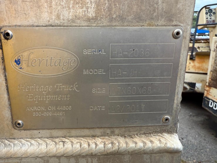 2018-peterbilt-567-image-12