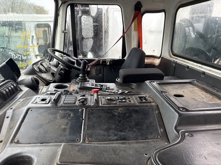 2015-autocar-acx64-image-53