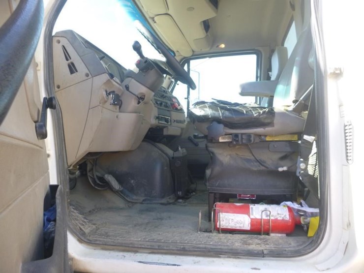 2009-sterling-lt9500-image-13