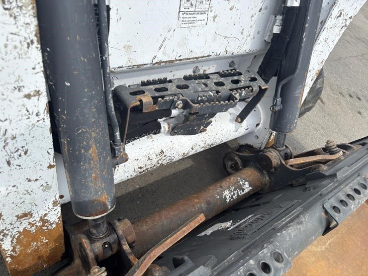 2019-bobcat-t740-image-12