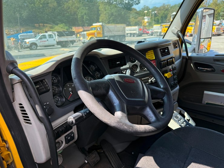 2018-peterbilt-567-image-12