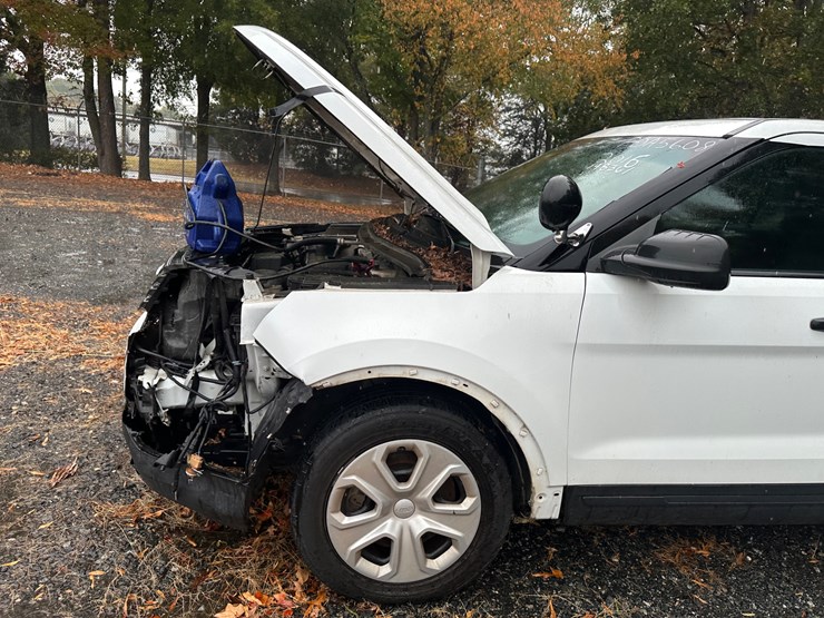 2016-ford-explorer-image-16