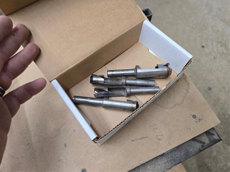 #2724-•-5'-x-32"-work-bench-w/-router-bits-image-13