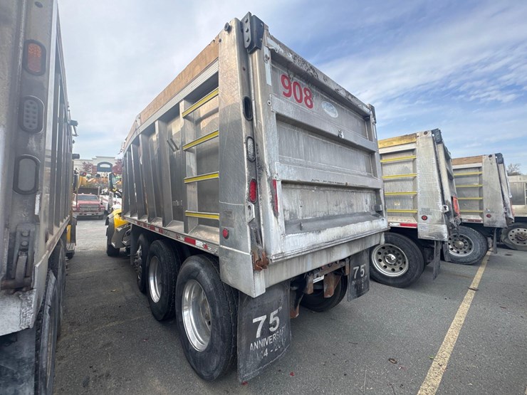 2017-peterbilt-567-image-4