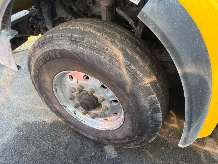 2018-peterbilt-567-image-15