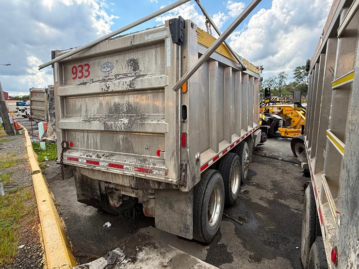 2018-peterbilt-567-image-3