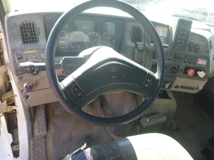 2009-sterling-lt9500-image-19