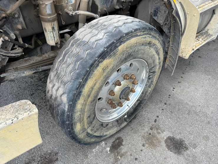 2018-peterbilt-567-image-14