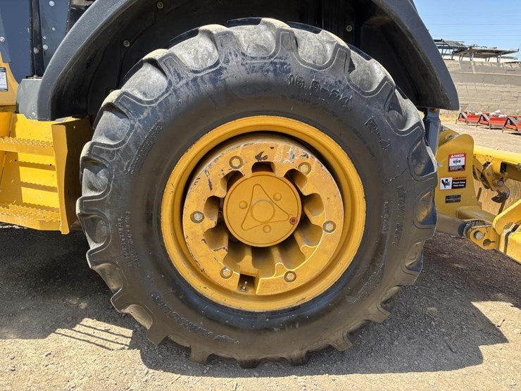 2018-deere-210l-image-28