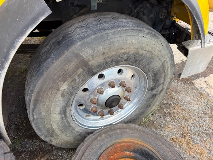 2018-peterbilt-567-image-16