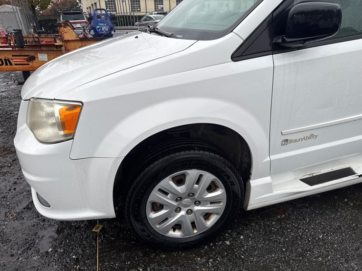 2014-dodge-caravan-image-9