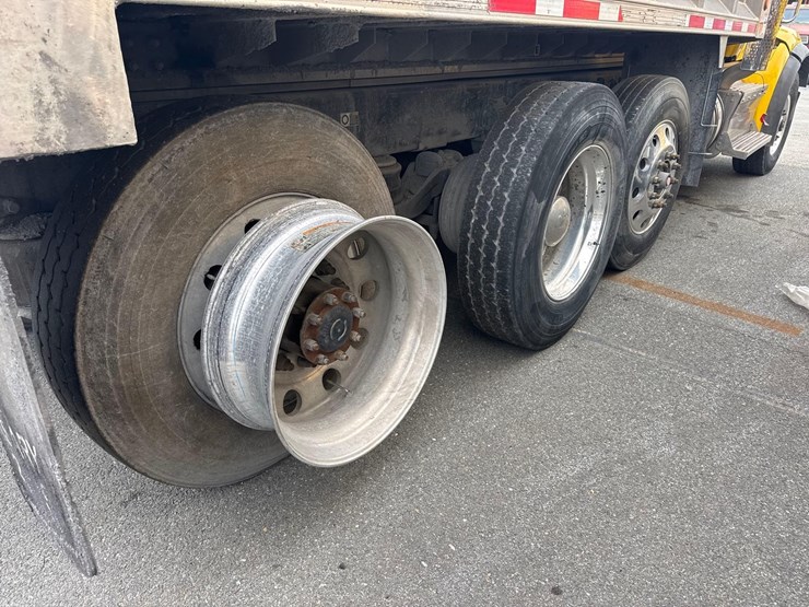 2017-peterbilt-567-image-11