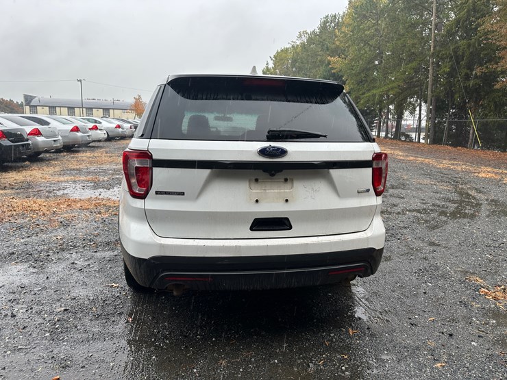 2016-ford-explorer-image-11