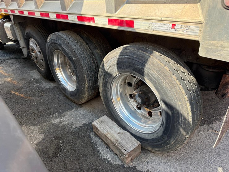 2018-peterbilt-567-image-17