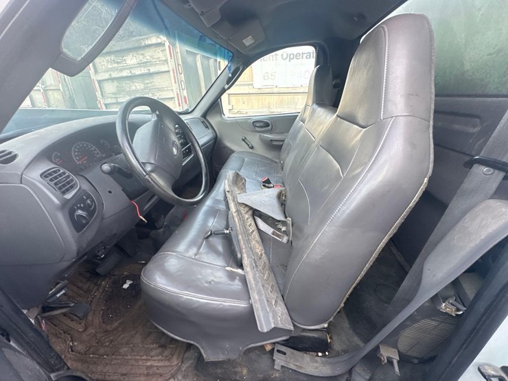 2004-ford-f150-xl-image-11