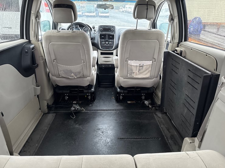 2014-dodge-caravan-image-20